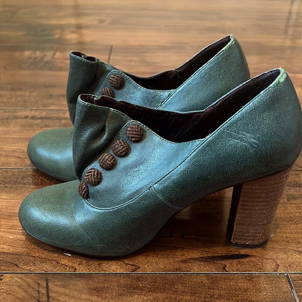 Pink Studio Women’s Teal Leather Shoes. Size 8. Heel 3 1/2”.